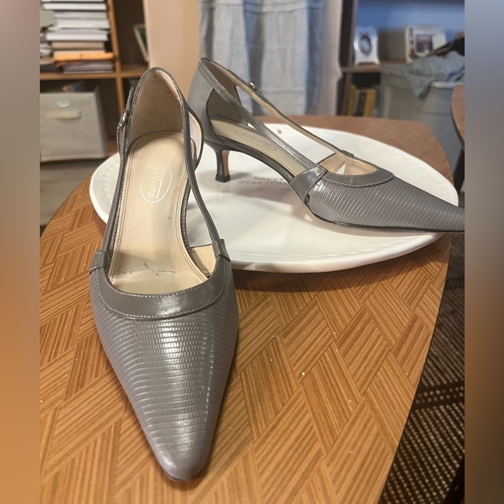 Classic Talbots Genuine Leather Heels - Picture 2 of 8
